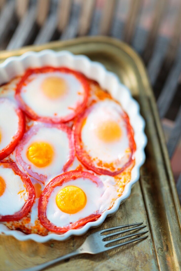 Spiegeleier auf Tomatenscheiben