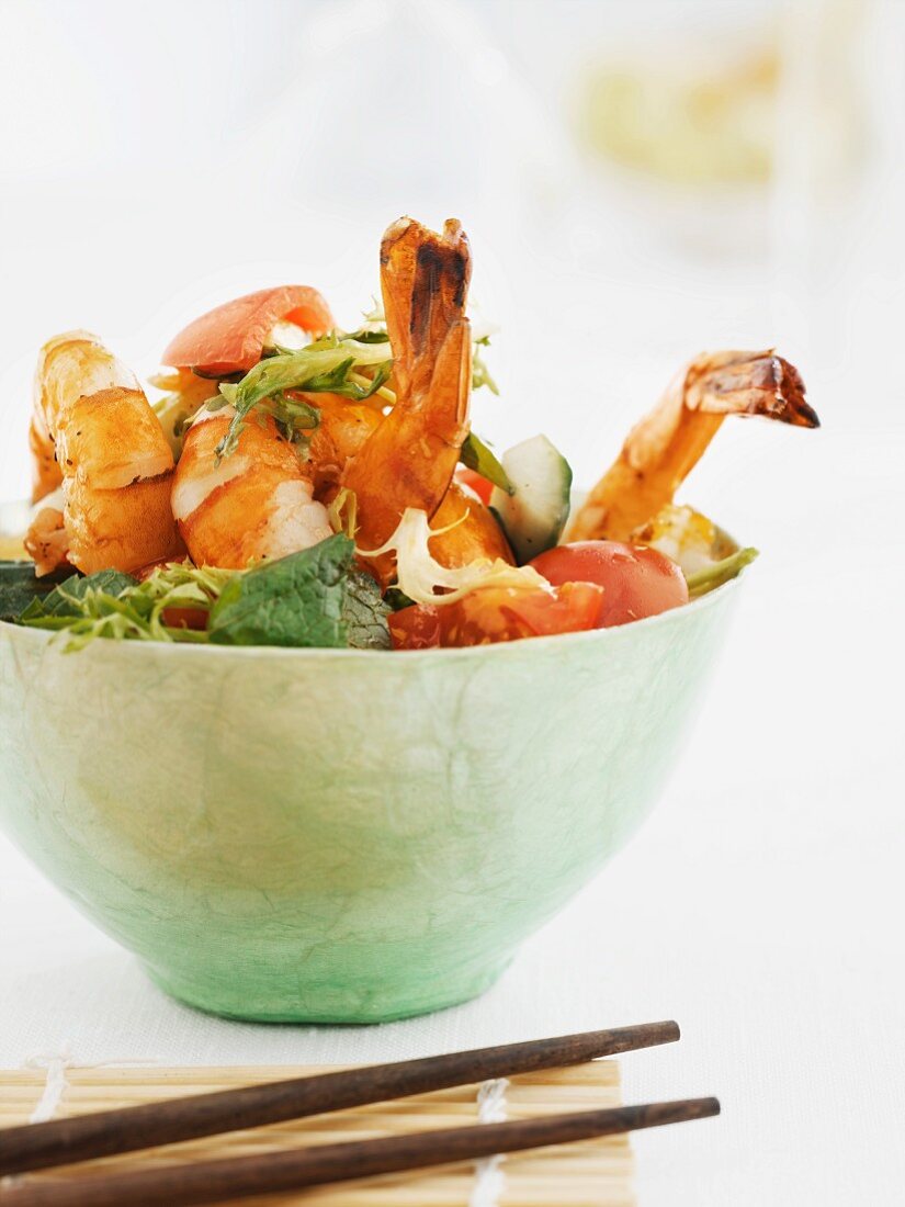 Asiatischer Salat mit Garnelen, Gemüse und Chili