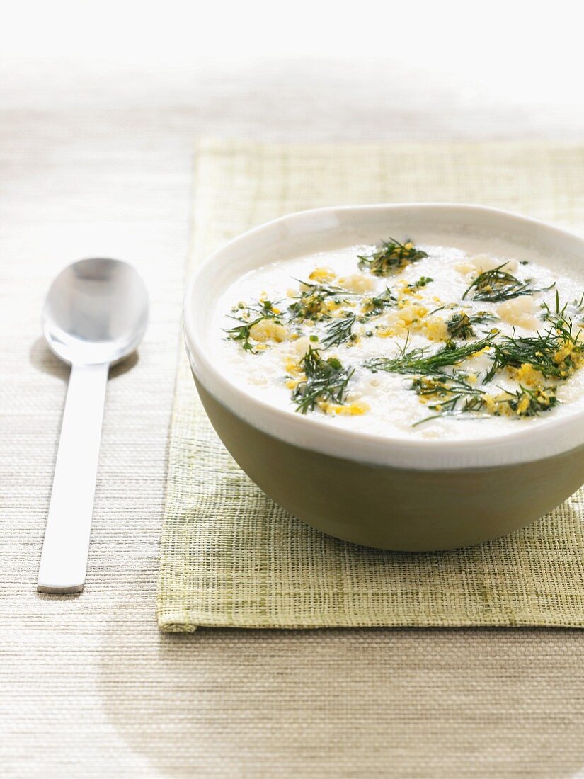 Shrimps in Sahne-Joghurt-Sauce mit Dill und Zitronenabrieb