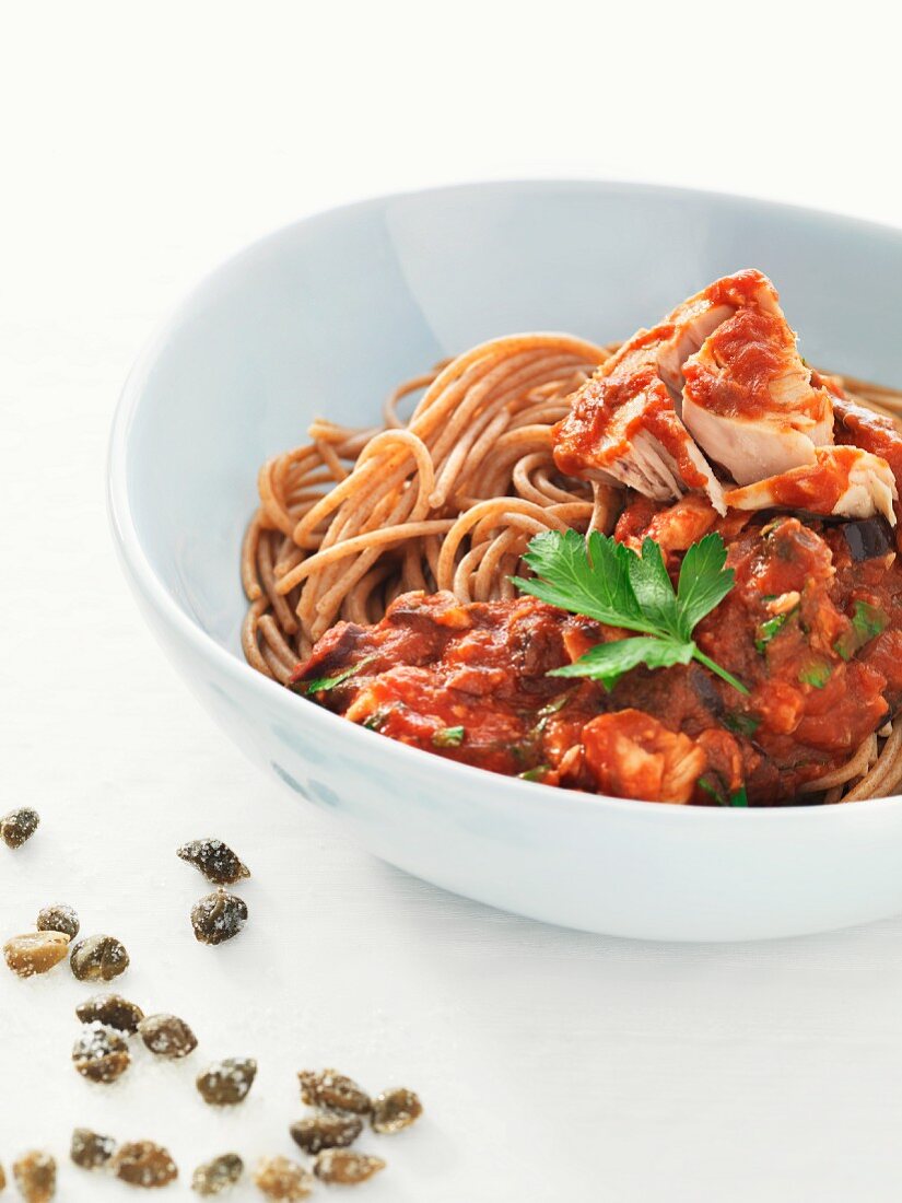 Wholemeal spaghetti with tuna, capers and tomato sauce