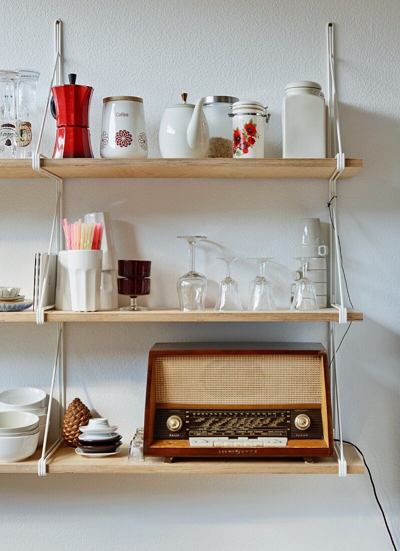 Vintage Radio und Geschirr auf Holz Regalbretter mit Konsolen an Wand gehängt
