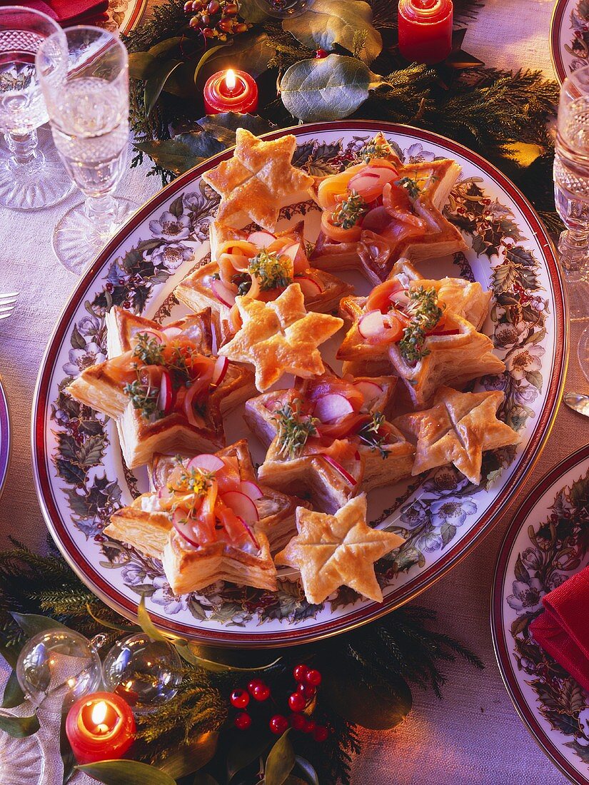 Mehrere Blätterteigsterne mit Lachs-Kresse-Salat