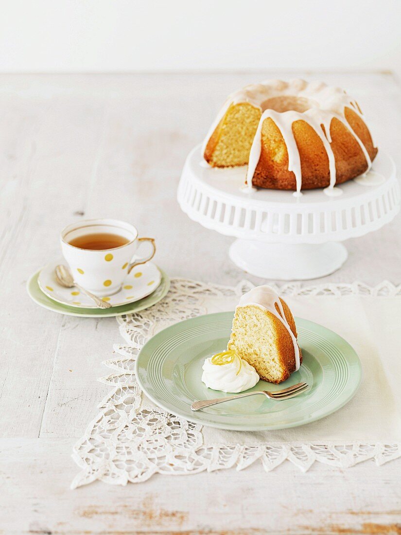 Lemon Bundt cake with icing sugar served with tea