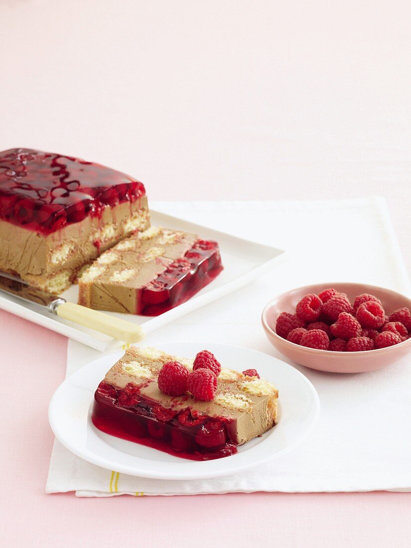 Schoko-Himbeer-Tiramisu-Terrine angeschnitte, ein Stück auf Teller