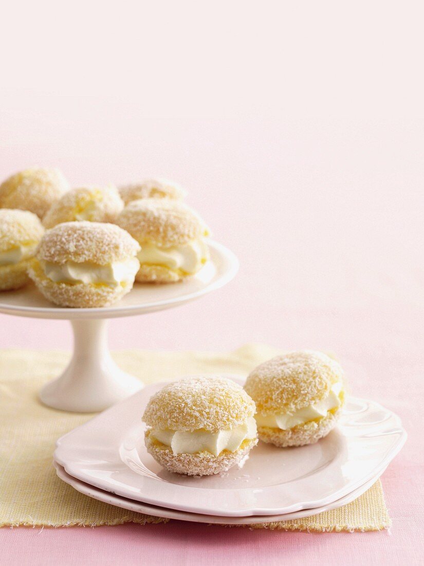 Kleine Zitronen-Jelly Kuchen mit Sahnefüllung und Kokosraspel