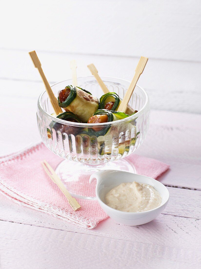 Datteln im Zucchinimantel, dazu Erdnusscreme zum Dippen