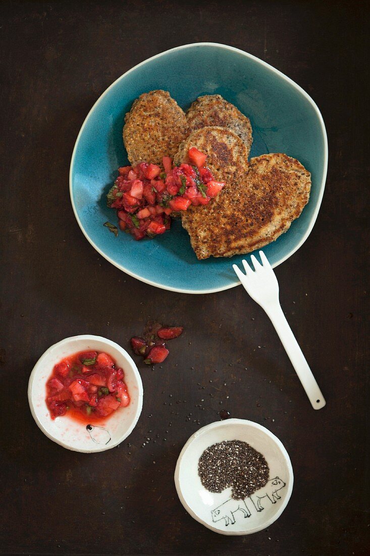Herzförmige Pancakes mit Chiasamen und Tomatensalsa