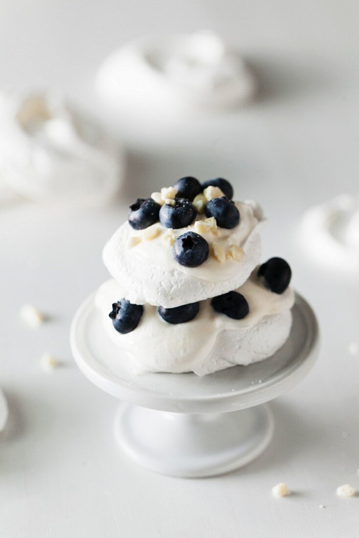 Baiser mit Heidelbeeren und weisser Schokolade