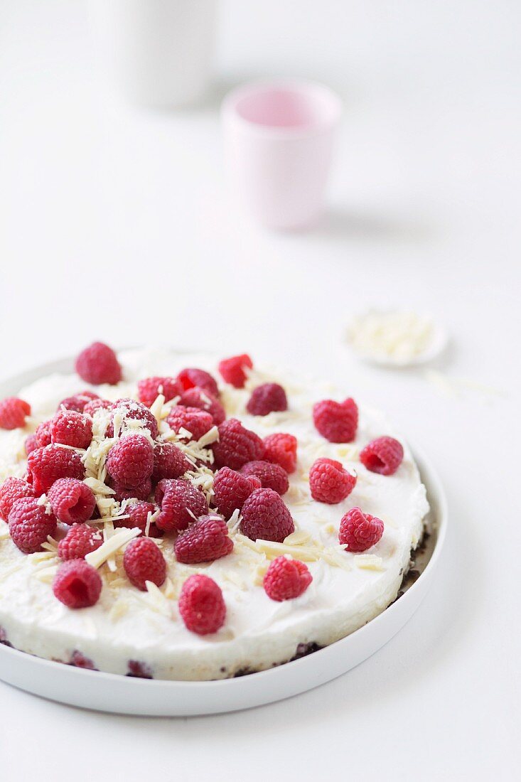 Käsekuchen mit Himbeeren und weisser Schokolade