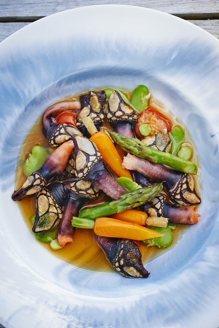Goose barnacles with carrots, asparagus and tomatoes