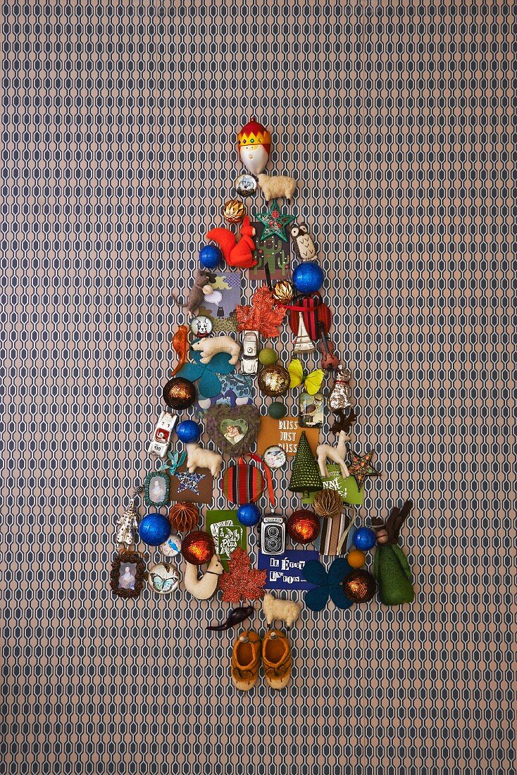Origineller Christbaum aus Kugeln, Spielzeug und Weihnachtsdeko