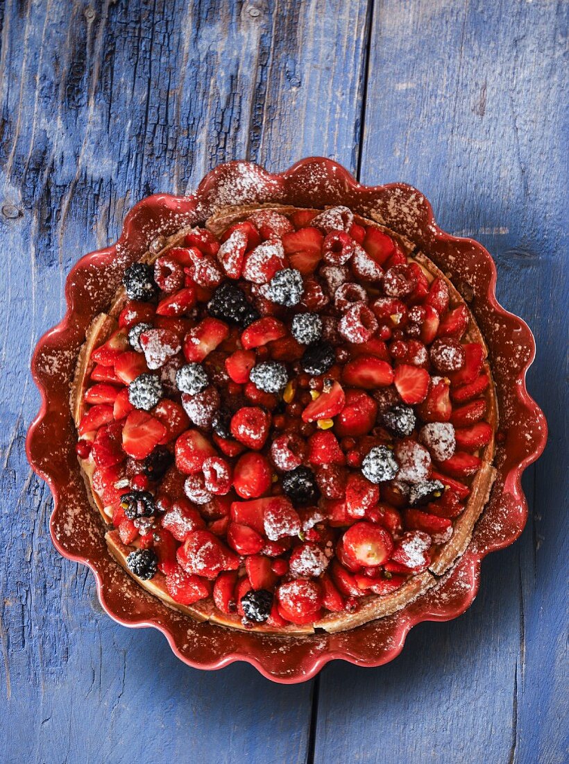 Obsttarte mit roten Früchten und Puderzucker
