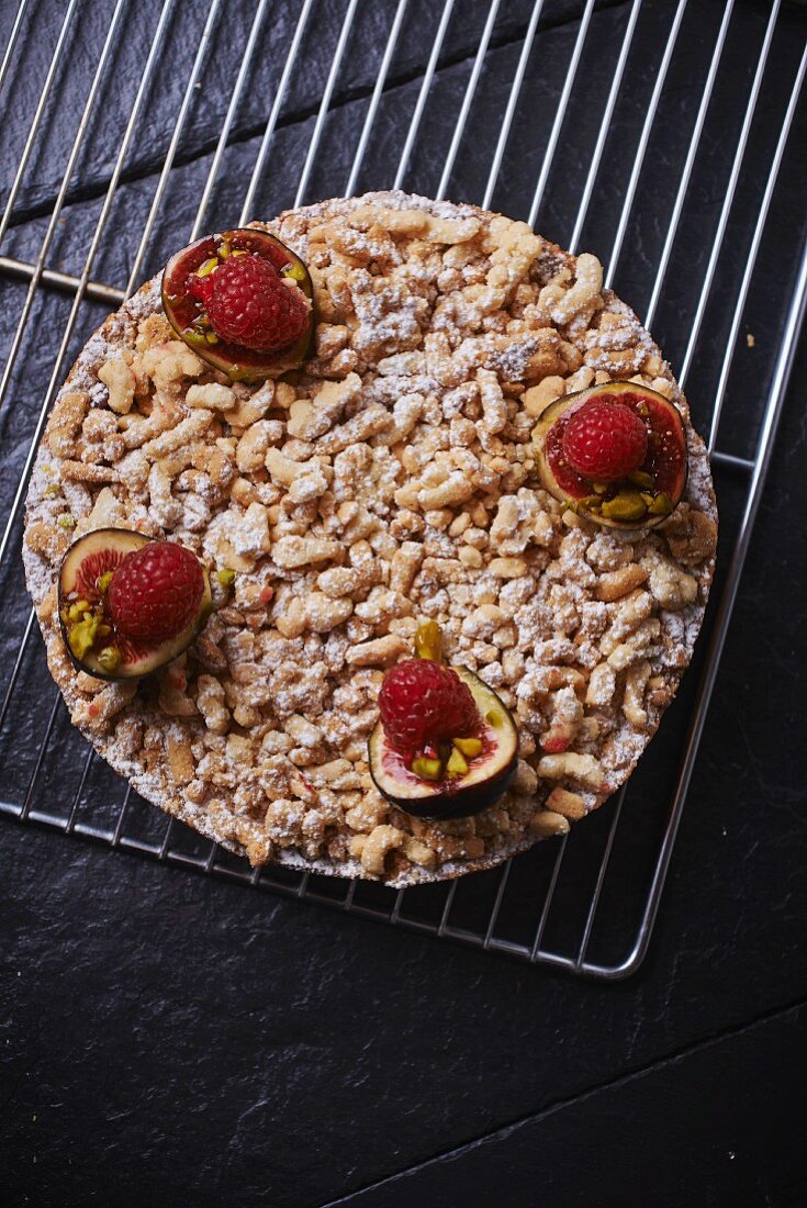 Crumble cake with figs, pistachios and raspberries