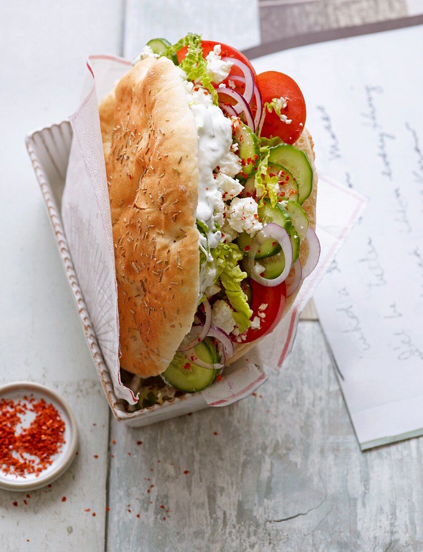 Veggie-Döner mit Tomaten, Gurken & Schafskäse