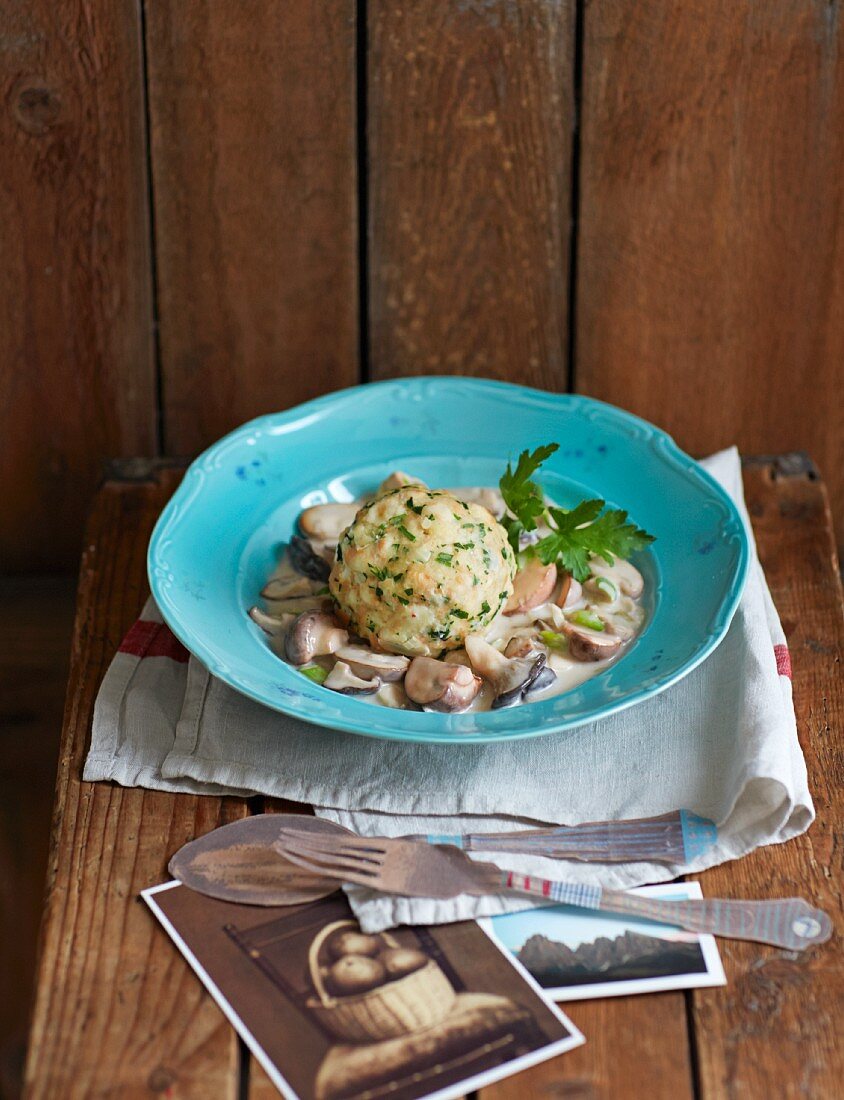 Bread dumplings with a mushroom ragout