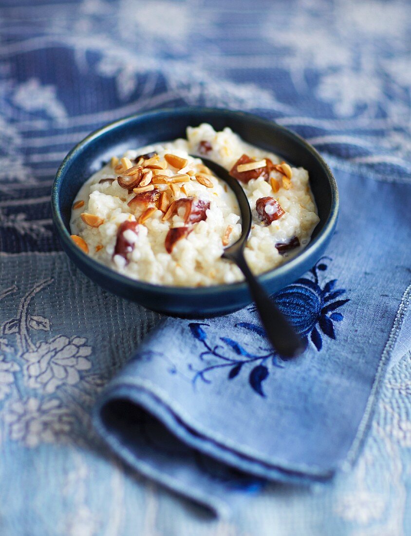 Honey rice pudding with almonds