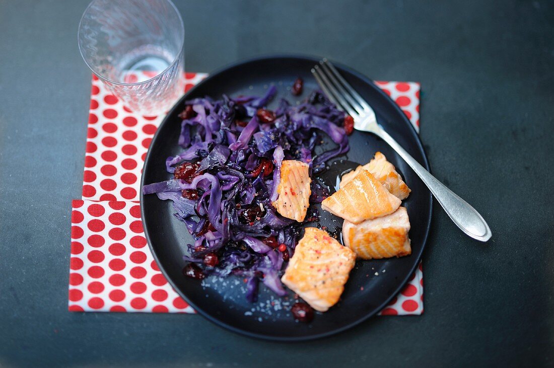 Salmon fillet with red cabbage and cranberries
