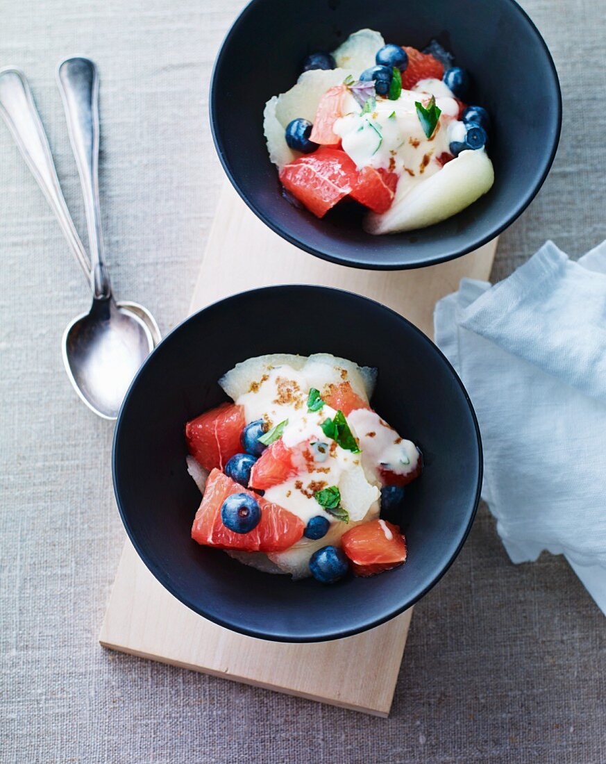 Joghurt mit frischen Früchten