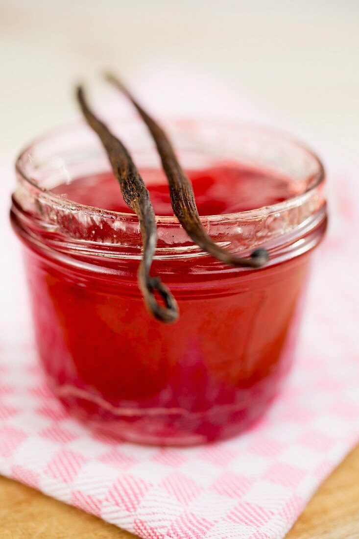 Grape jelly with vanilla