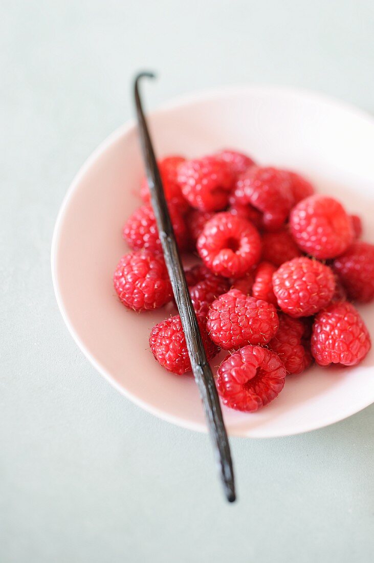 Himbeeren und Vanilleschote