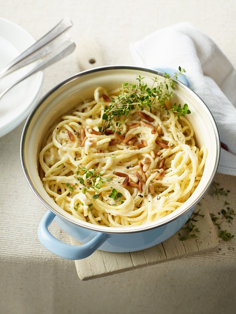 Spaghetti mit Käsesauce, Pinienkernen und Thymian