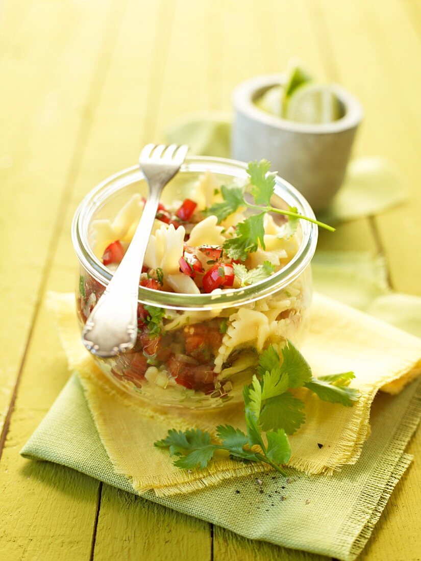 Farfalle mit Tomaten-Limetten-Salsa