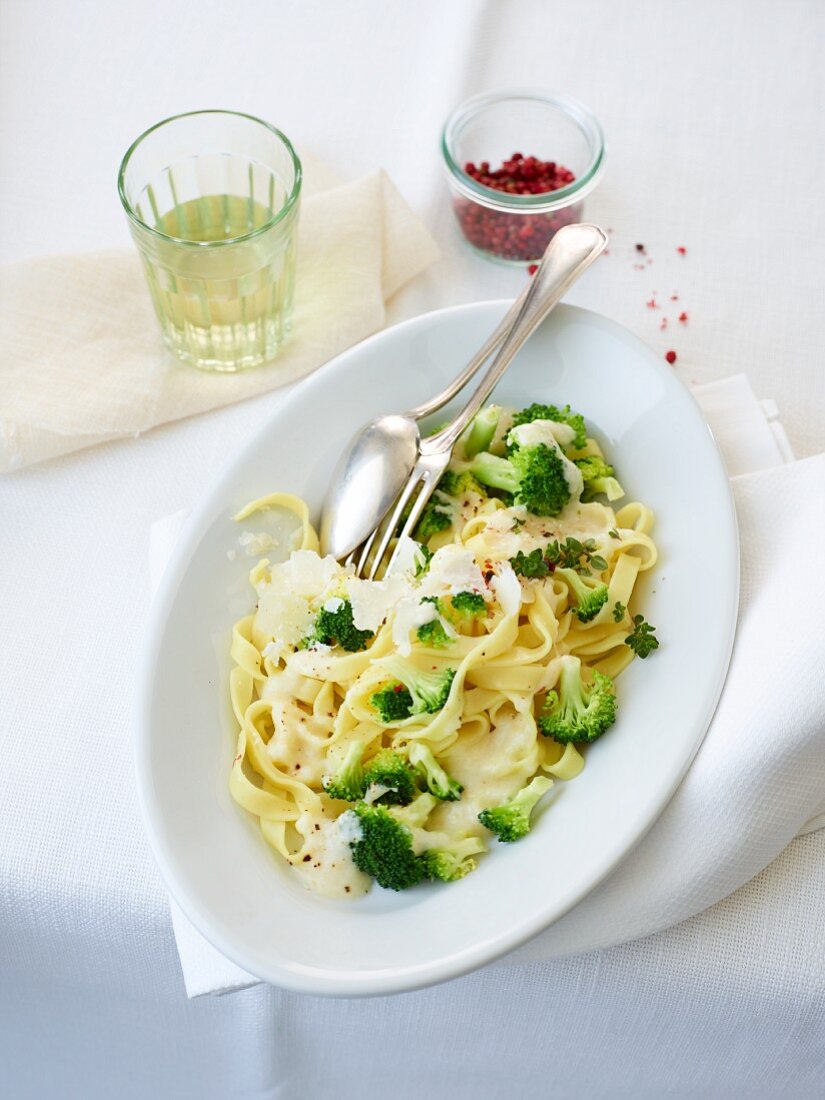 Tagliatelle with a cream cheese sauce and broccoli