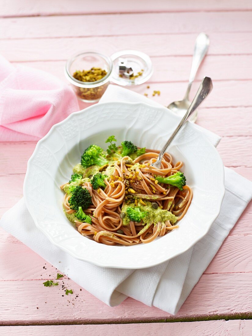 Linguine with broccoli and pistachio cream