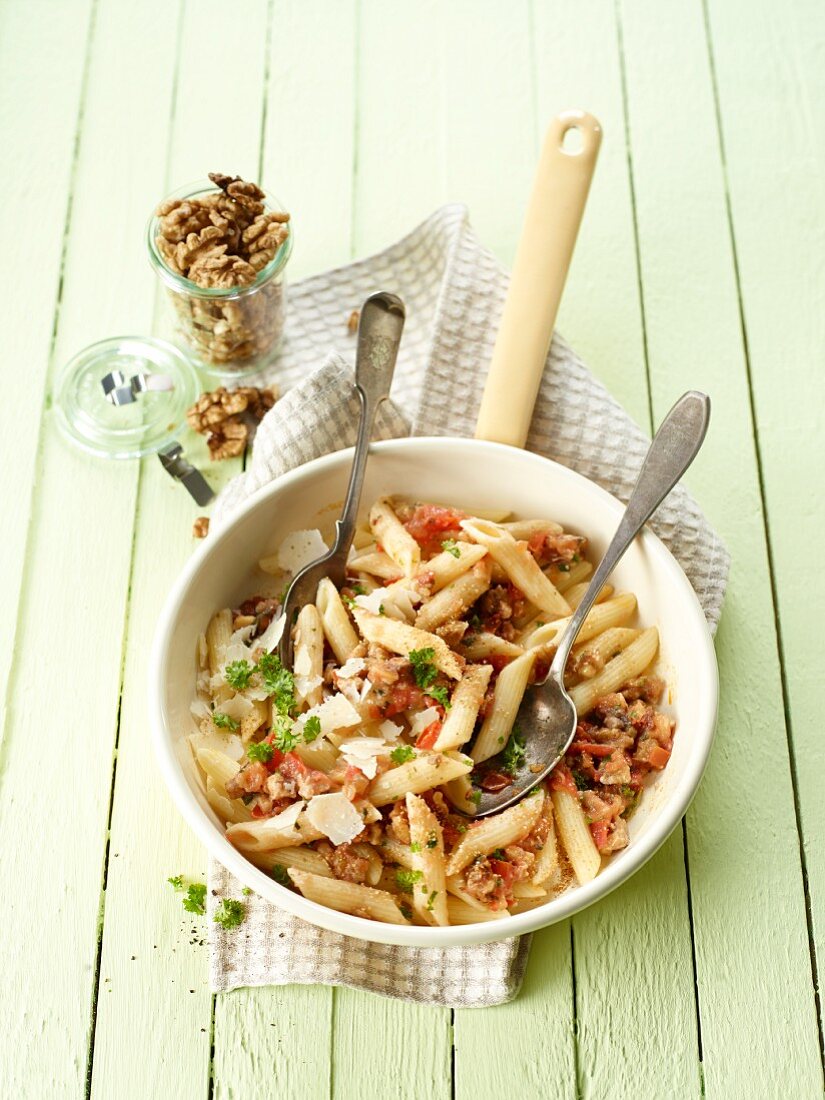 Penne with tomatoes and walnuts
