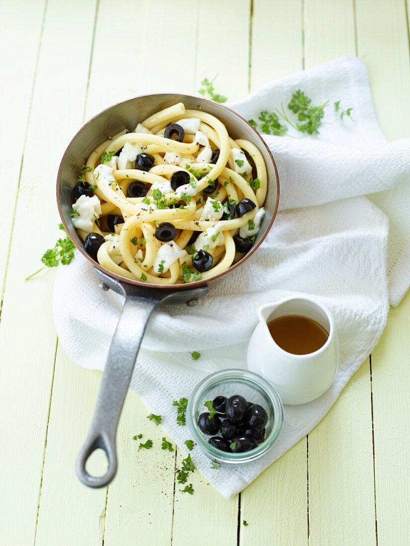 Makkaroni mit Mozzarella und schwarzen Oliven
