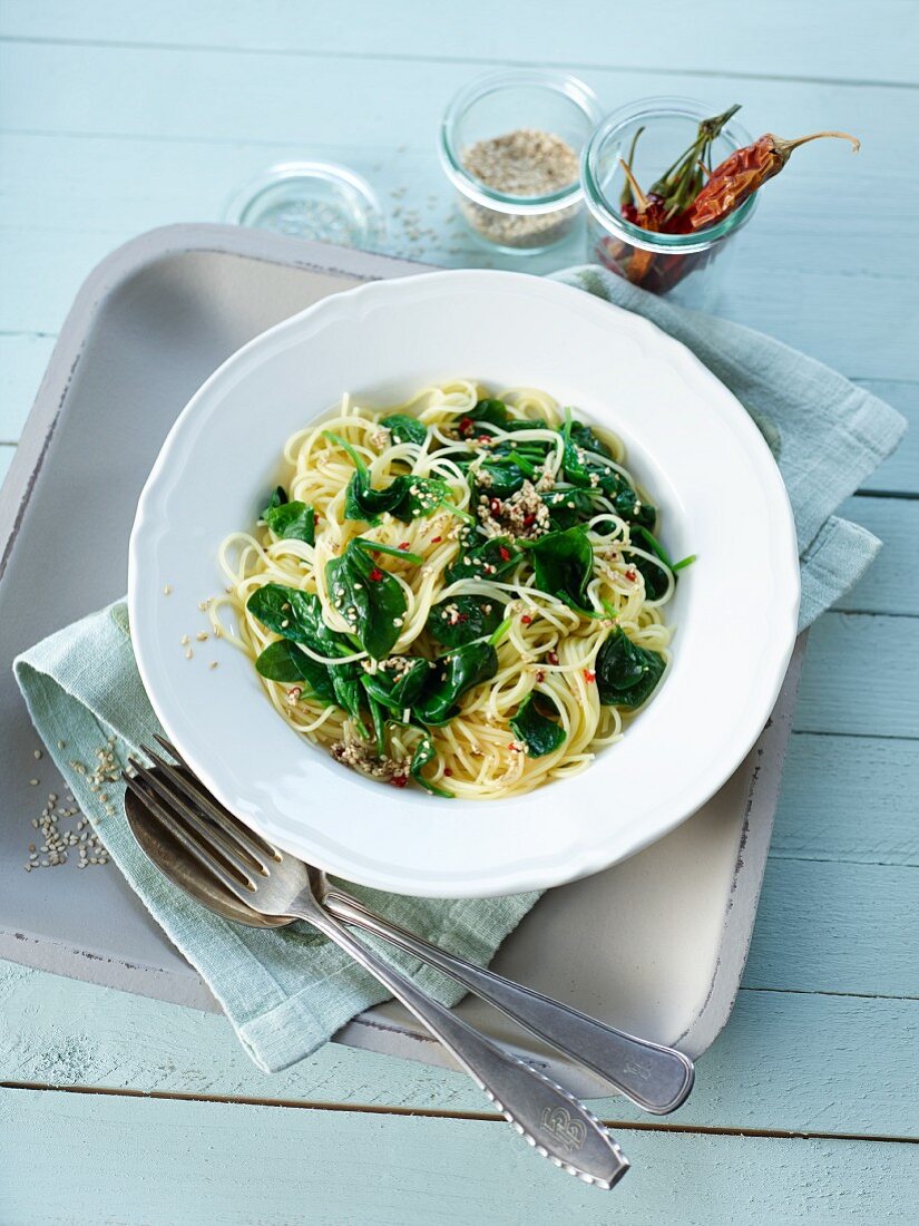 Spaghettini with spinach and sesame seeds
