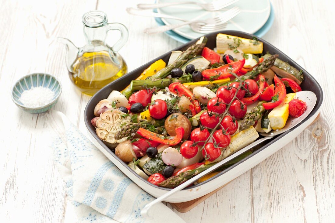 Gemüse aus dem Ofen: Kartoffeln, Tomaten, Zucchini und Spargel