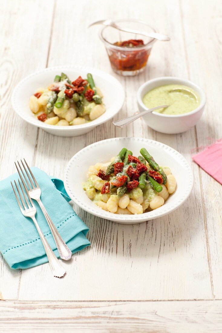 Gnocchi mit Basilikumpesto, Spargel und getrockneten Tomaten