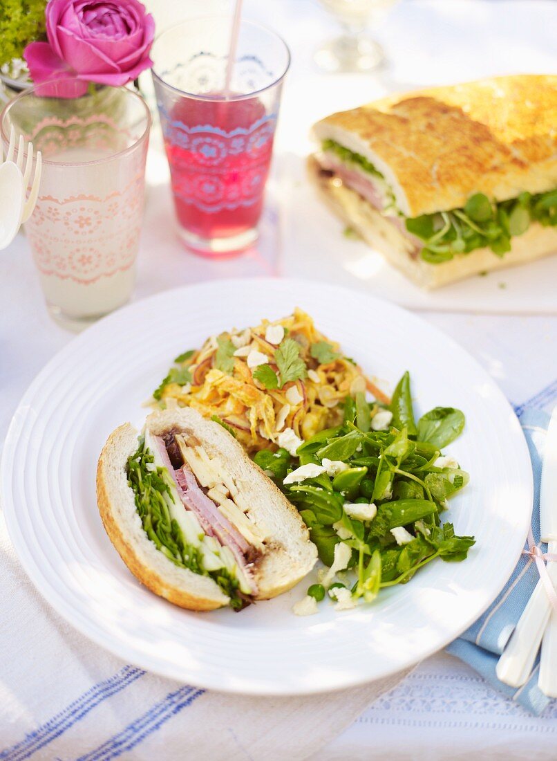Schinken-Käse-Sandwich mit Salatbeilage