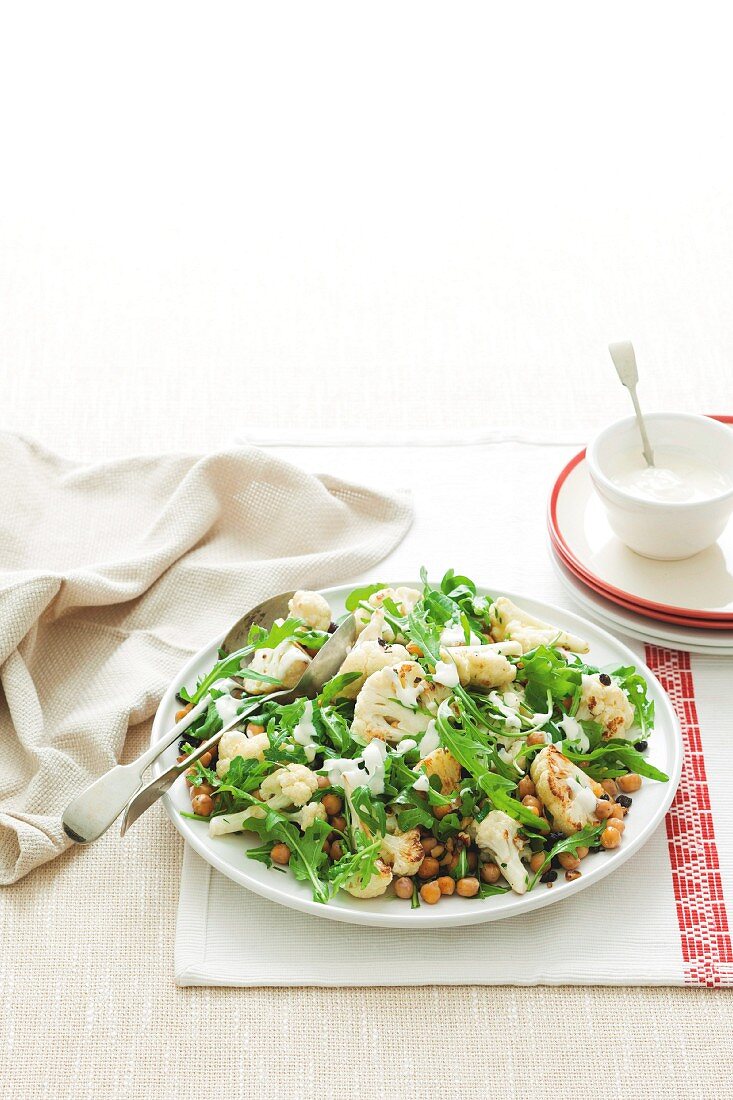 Blumenkohl und Kichererbsen-Salat mit Joghurtdressing