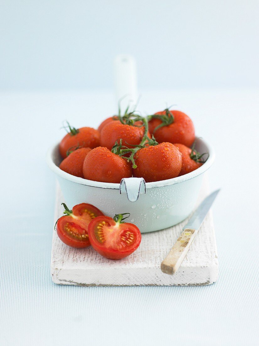 Frisch gewaschene Tomaten, eine halbiert