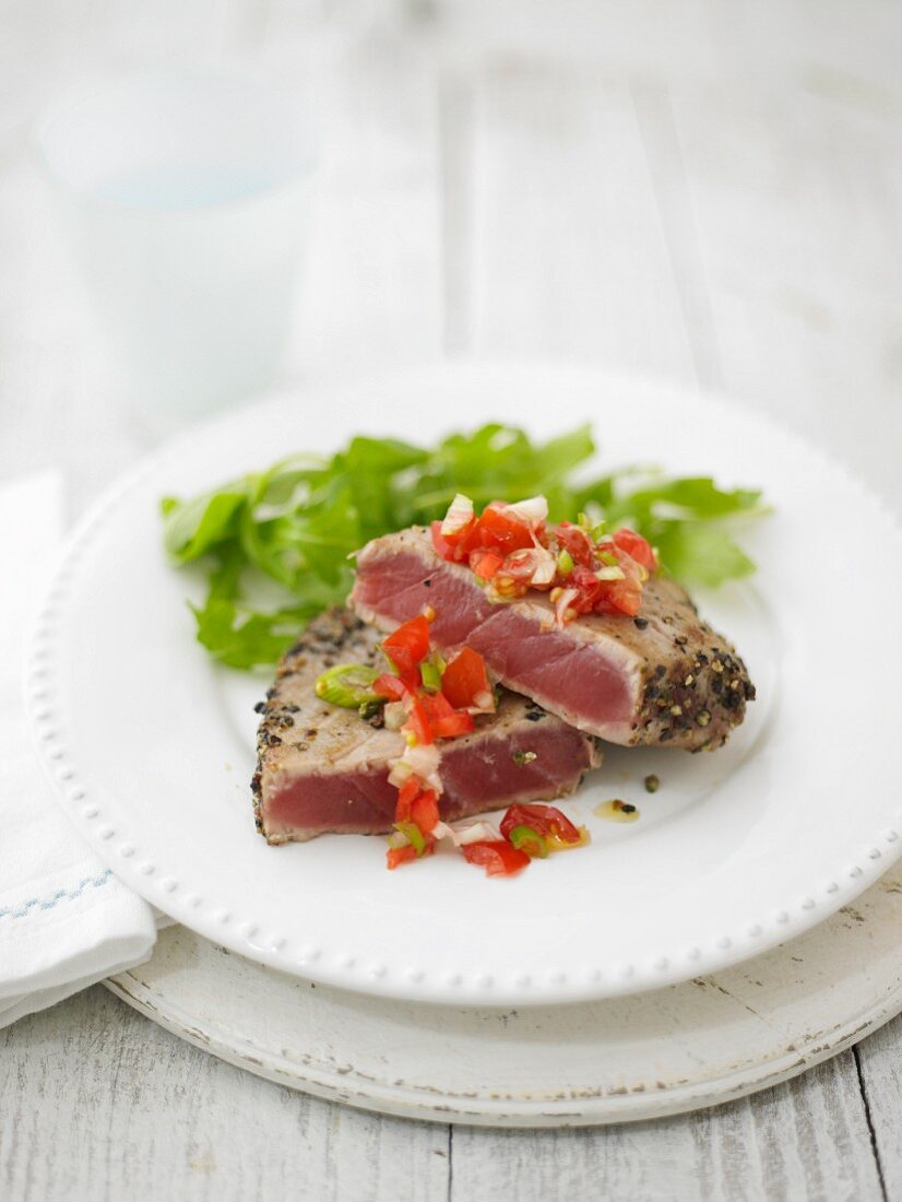 Thunfischsteaks mit Pfefferkruste und Tomatensalsa