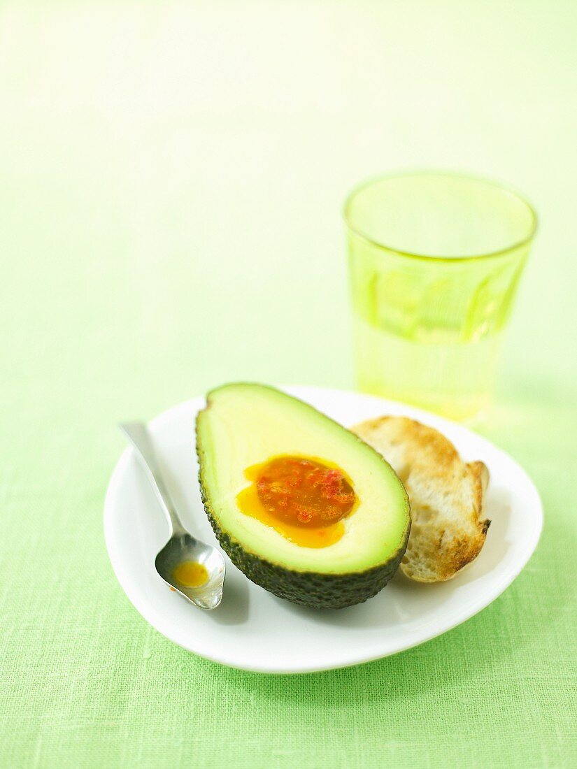 Avocado mit scharfer Salsa