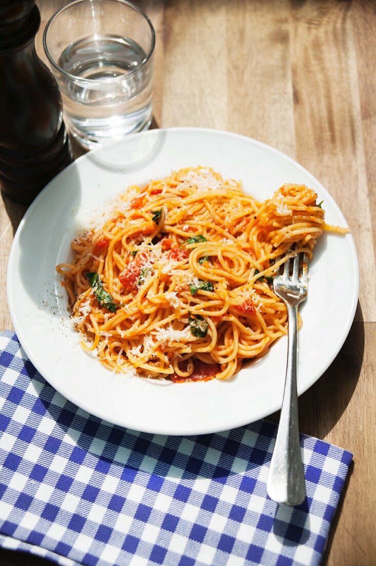 Spaghetti Napoli (Spaghetti mit Tomatensauce)