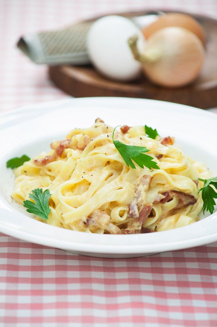 Tagliatelle alla carbonara (pasta with a bacon and egg sauce)