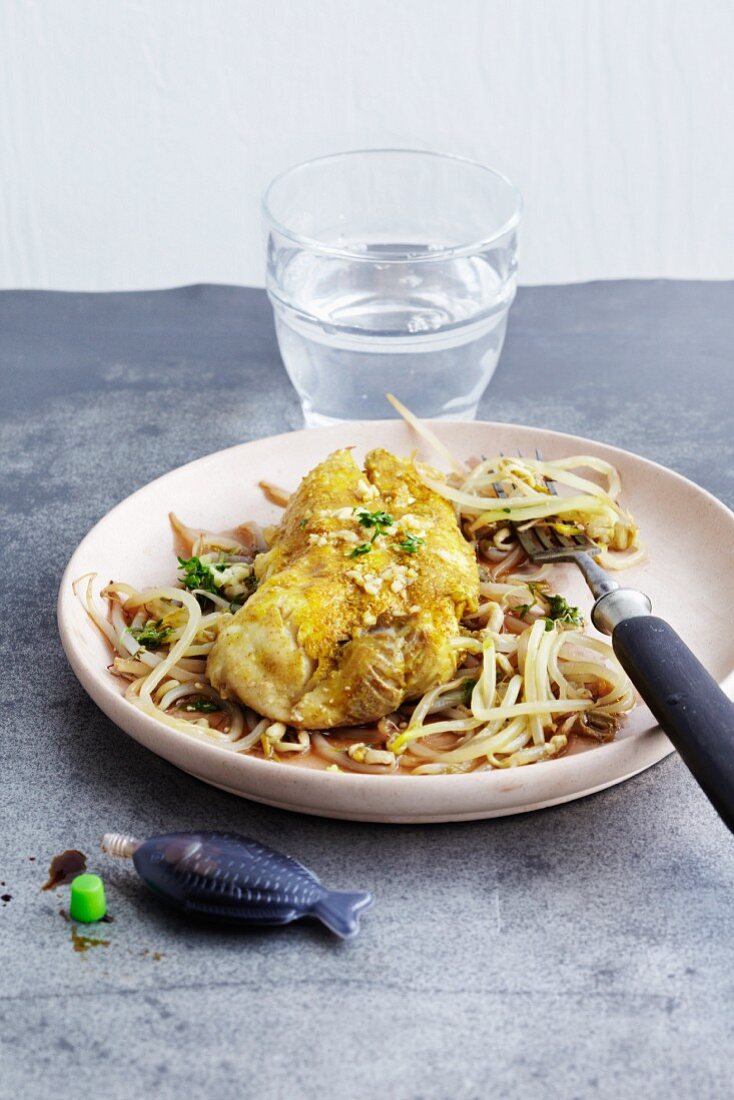 Curry-Fisch aus dem Folienpäckchen auf Mungosprossen