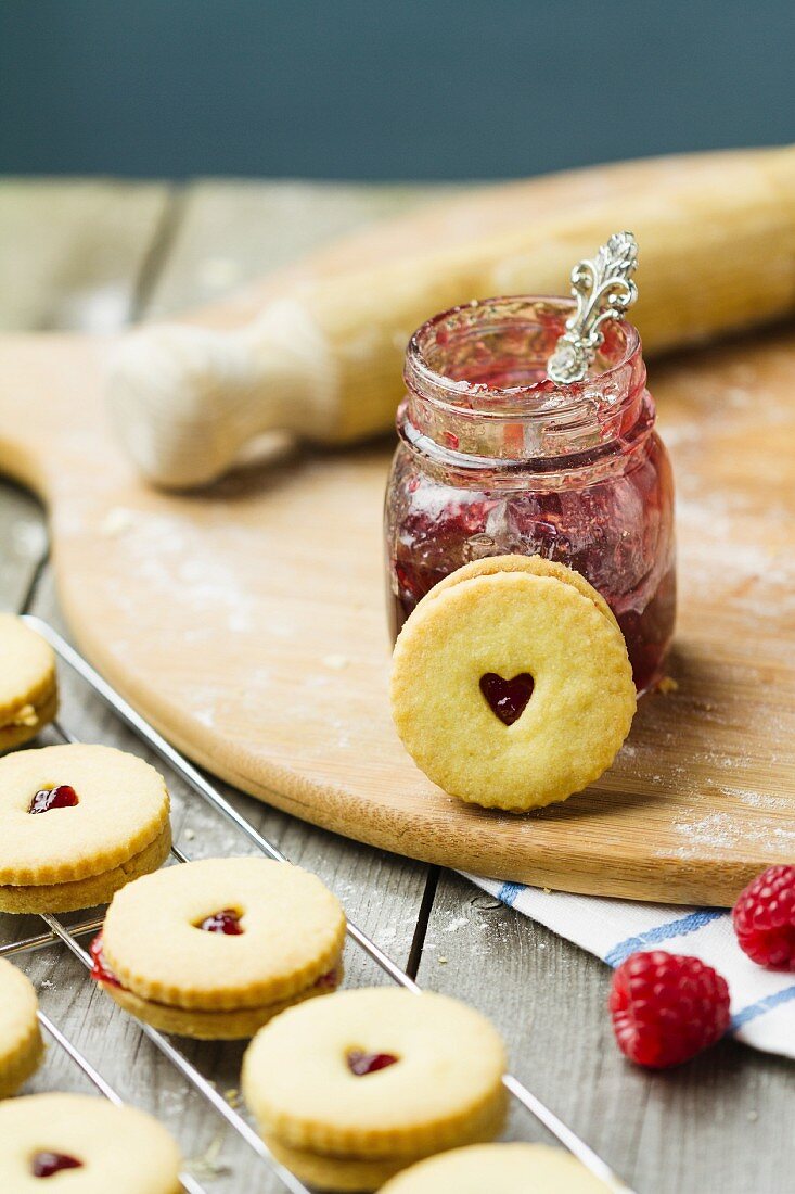 Selbstgebackene Jammie Dodgers Plätzchen