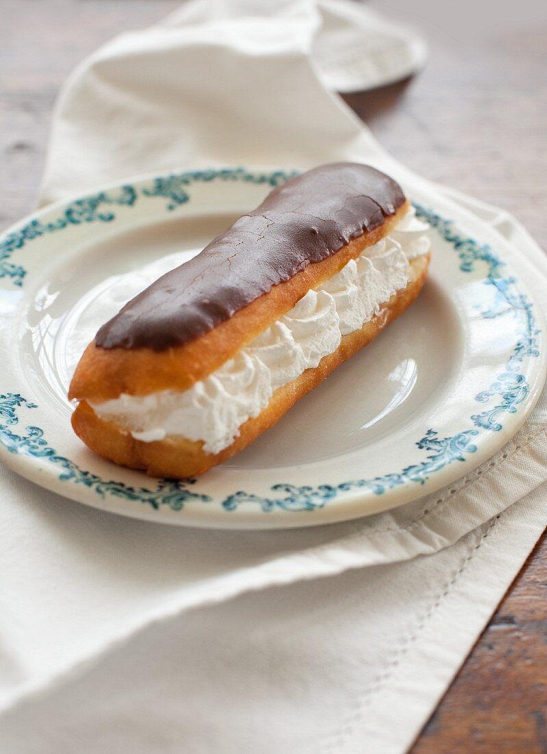 Eclair mit Sahnefüllung