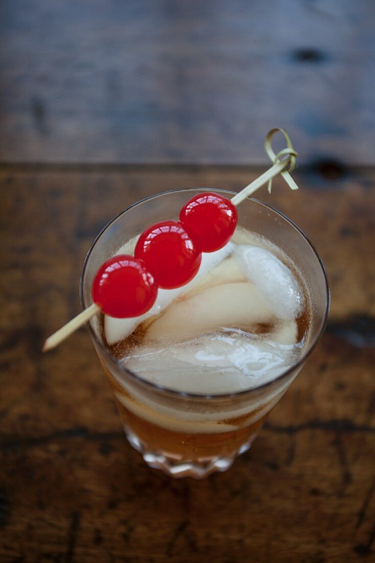 Drink mit Cocktailkirschen-Spiesschen