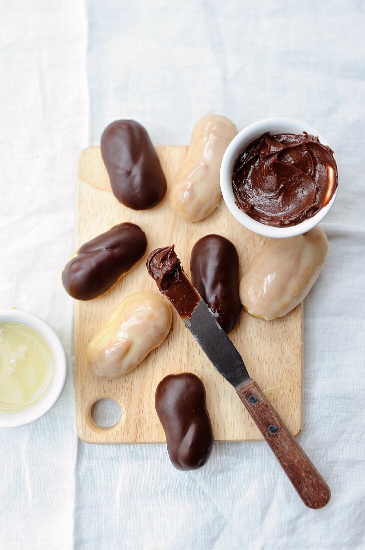 weiße und schwarze Eclairs