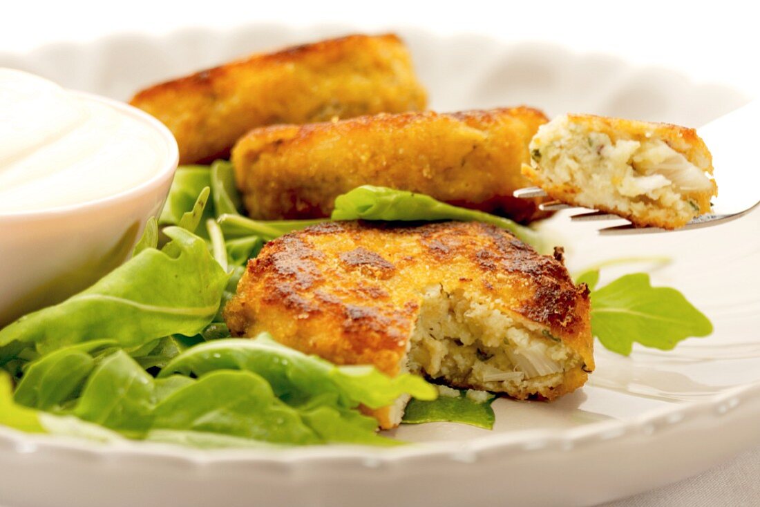 Fish cakes with rocket and a sour cream dip