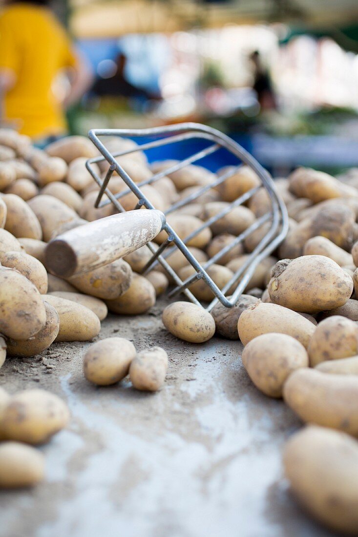 Marktstand mit Kartoffeln