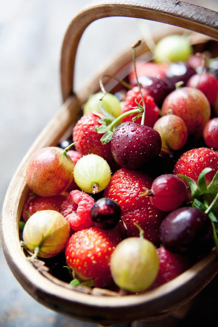 Frische Früchte und Beeren in einem Körbchen