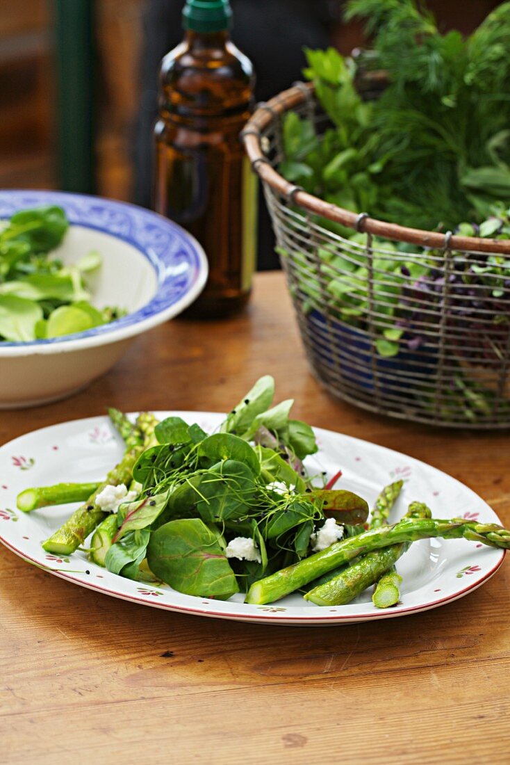 Salat mit grünem Spargel, Jungspinat und frischen Kräutern