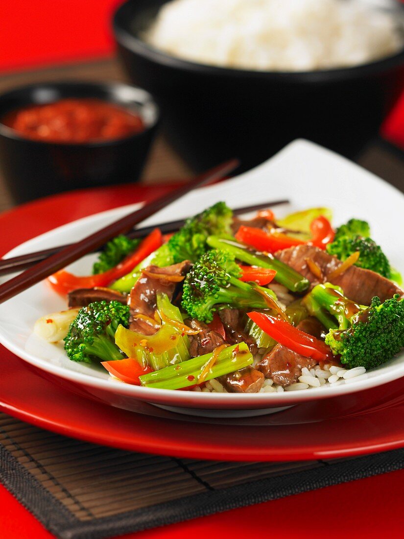 Rindfleisch mit Gemüse auf Reis (Asien)